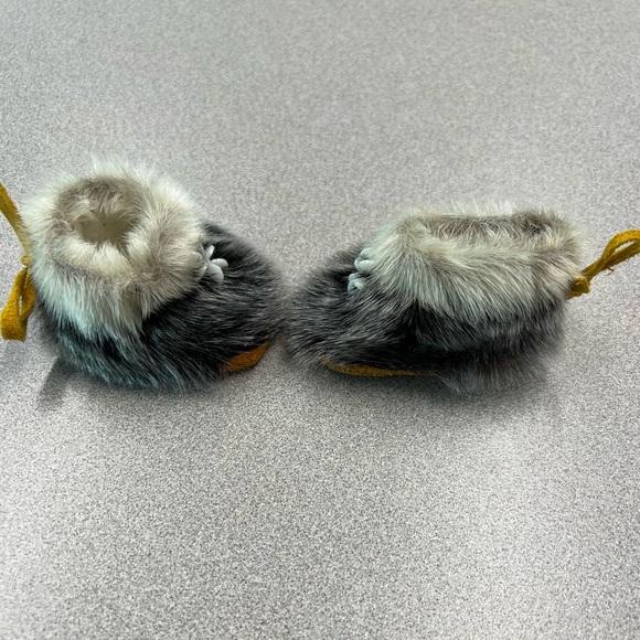 Seal Fur Snowflake Baby moccasins - Picture 3 of 9